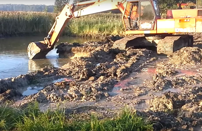 разработка котлована под водоём экскаватором